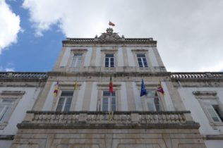 Coimbra ilumina vários edifícios e fontes em dourado para assinalar sensibilização para o cancro pediátrico