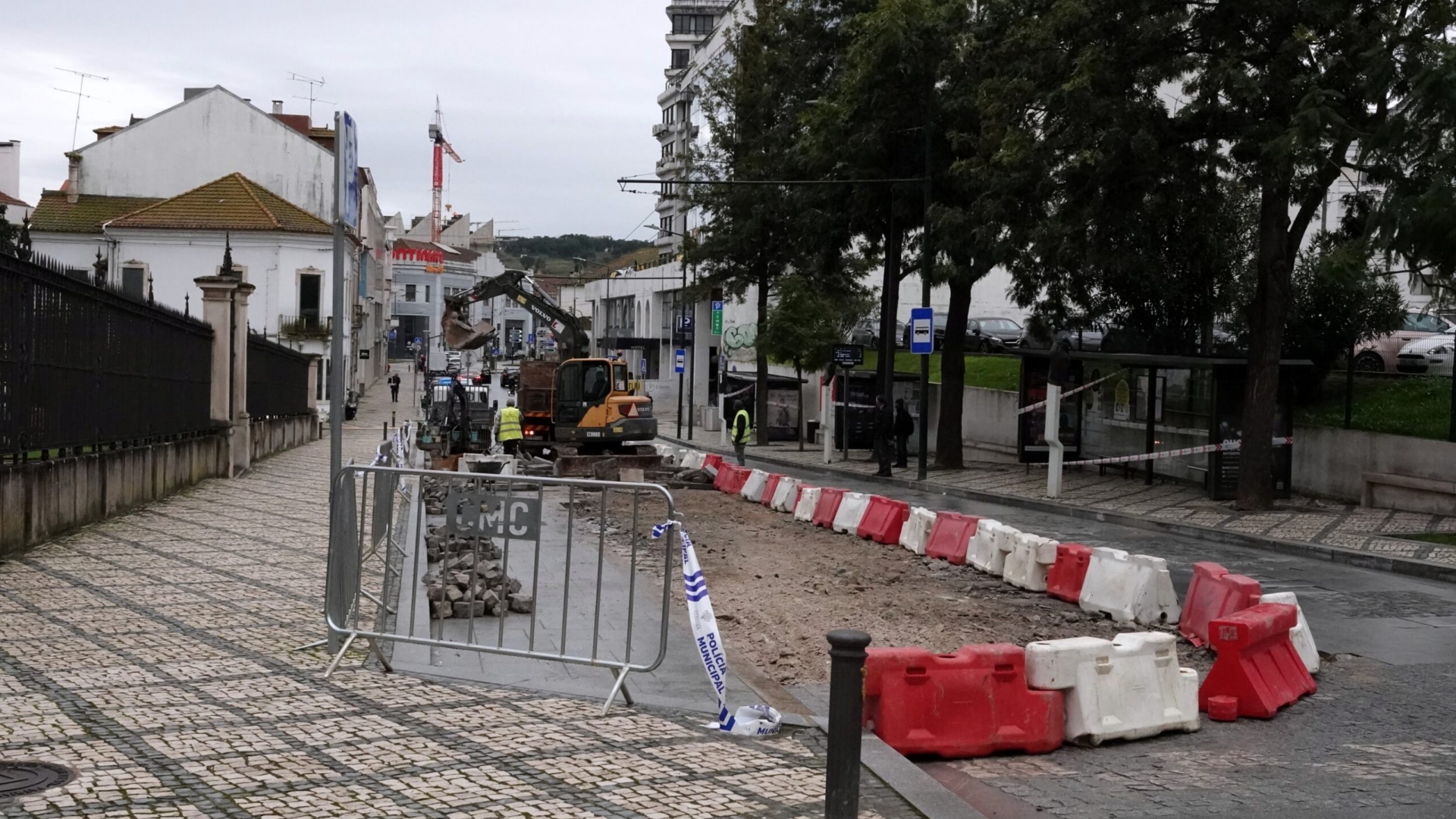 Intervenção de manutenção em curso melhora condições de circulação na Rua João Machado