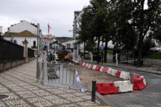 Intervenção de manutenção em curso melhora condições de circulação na Rua João Machado