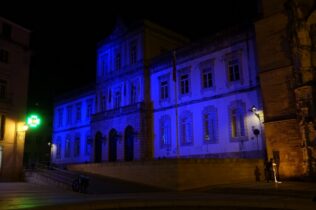 CM de Coimbra iluminada de azul no Dia Internacional da Síndrome de Angelman