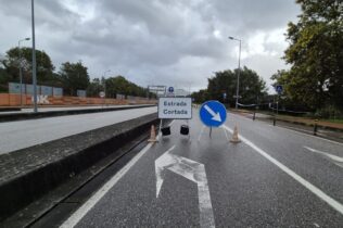 Cortes em várias estradas do concelho e circulação ferroviária suspensa devido ao risco de cheias