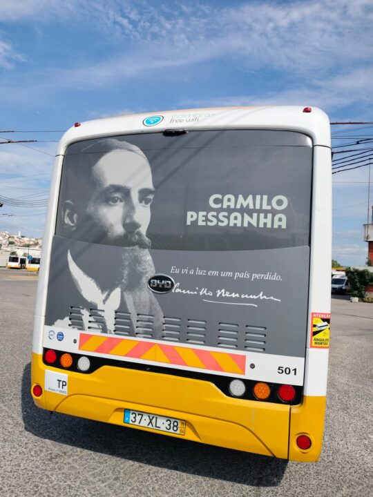 Autocarro dos SMTUC dedicado a Camilo Pessanha © CM de Coimbra (1)