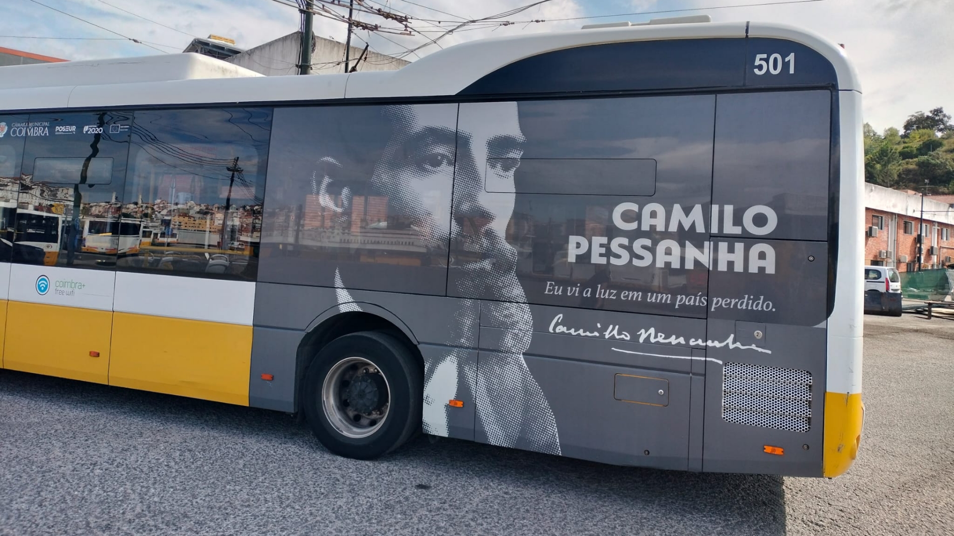 Autocarro dos SMTUC presta homenagem a Camilo Pessanha no centenário da sua morte