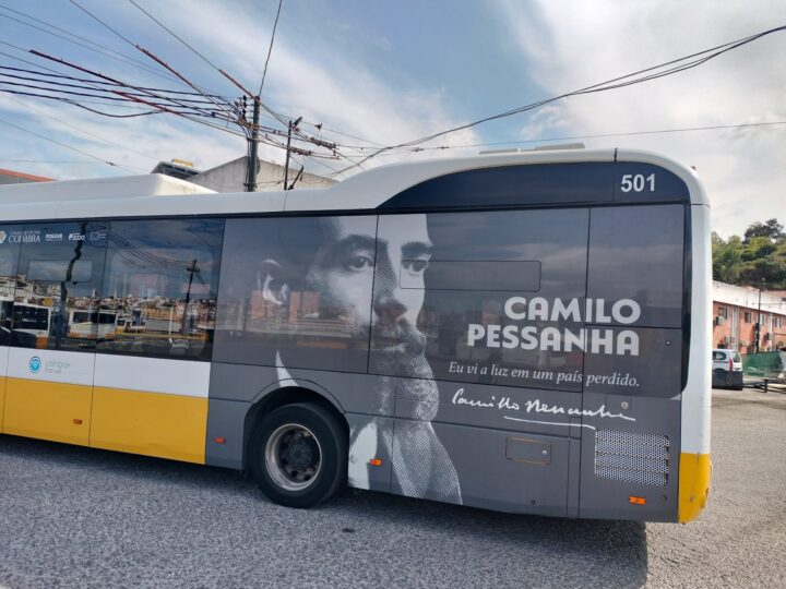 Autocarro dos SMTUC dedicado a Camilo Pessanha © CM de Coimbra (2)